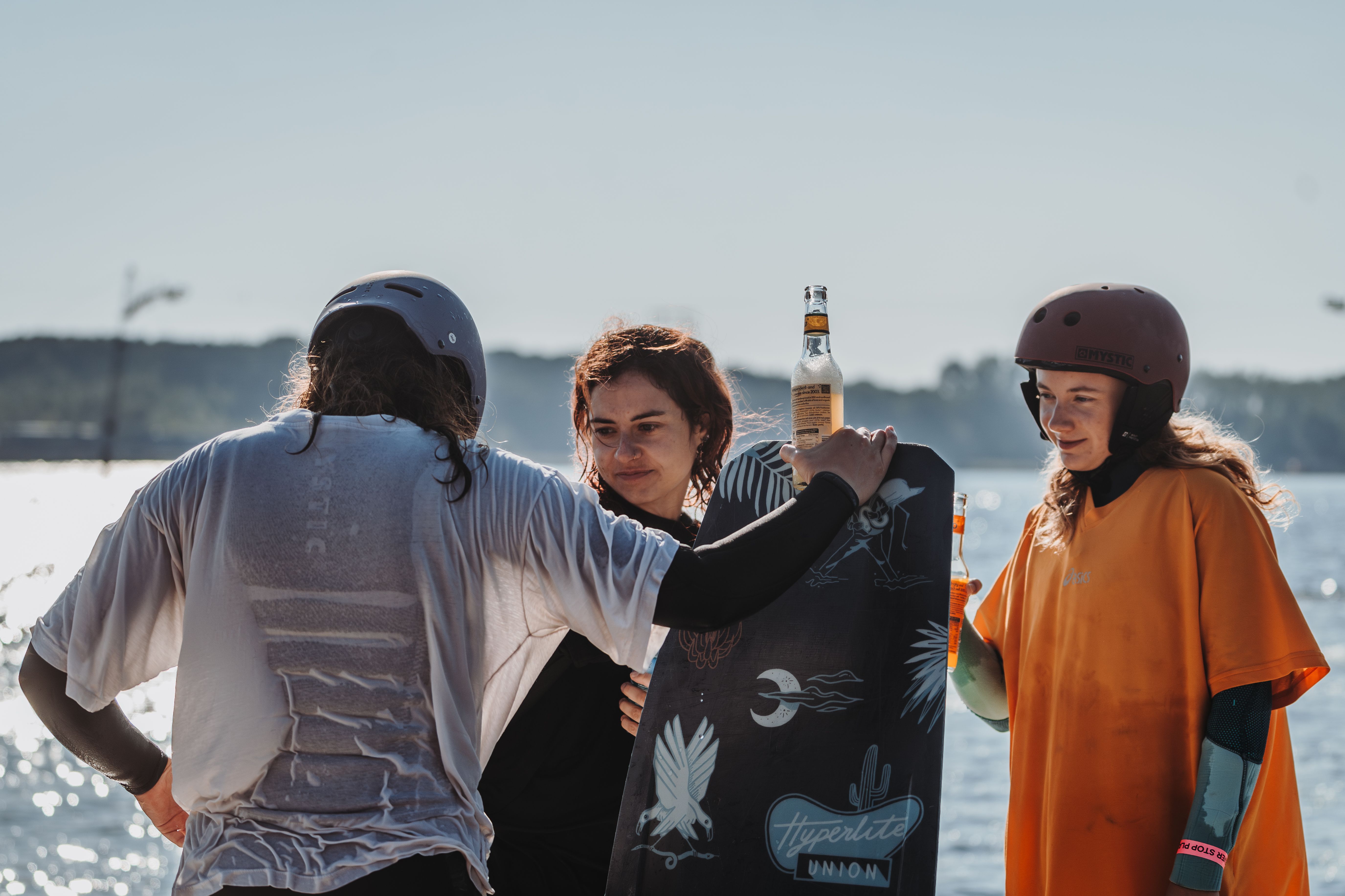 Wakeboard-Community mit Boards am Wasser