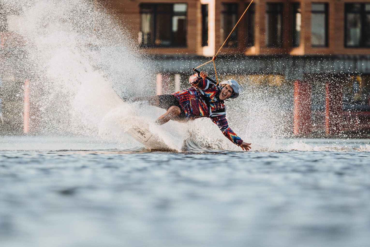 Wakeboarder erzeugt eine große Wasserfontäne beim Baltic Wake Battle