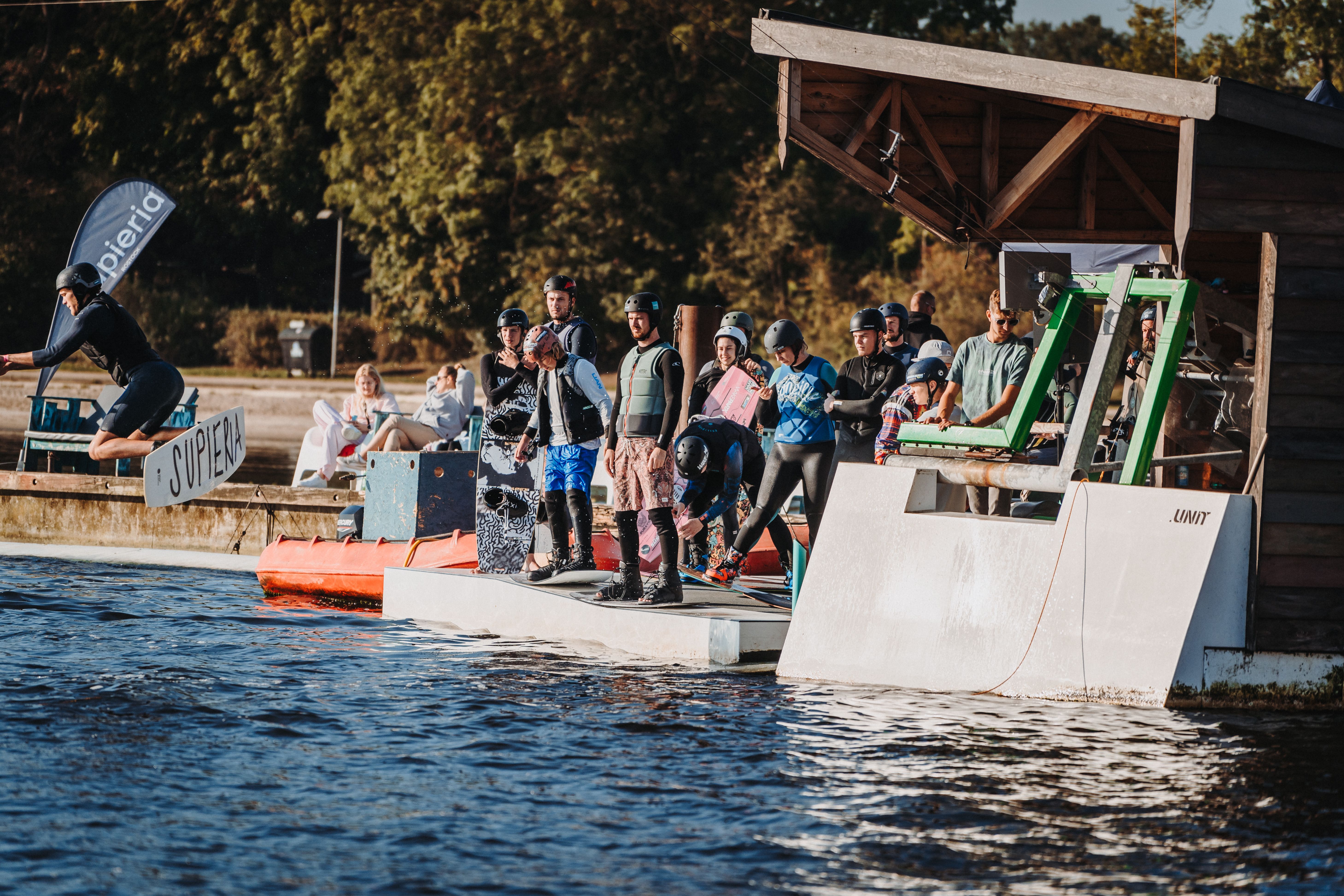 Rider und Zuschauer am Startsteg beim Baltic Wake Battle